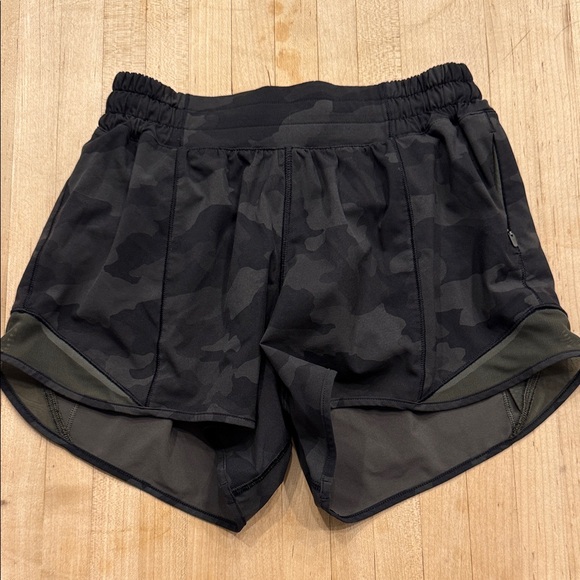 Lululemon 4” HR Hotty Hot Shorts Green Camo - Picture 1 of 5